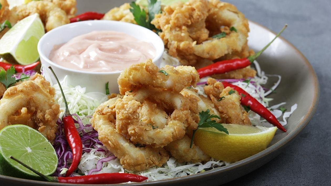 Rondelles de calamars au chili et à la lime avec salade de chou – Recette