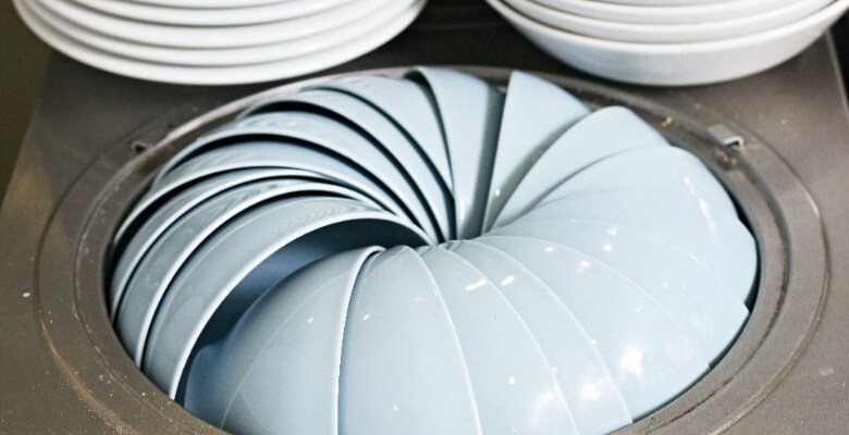 Plates and bowls in a restaurant Plates and bowls in a restaurant