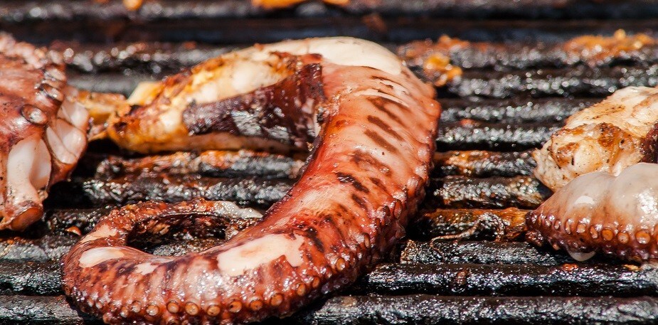Tapas espagnoles avec bois, fumée et feu